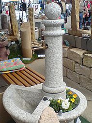 Gartenbrunnen grau